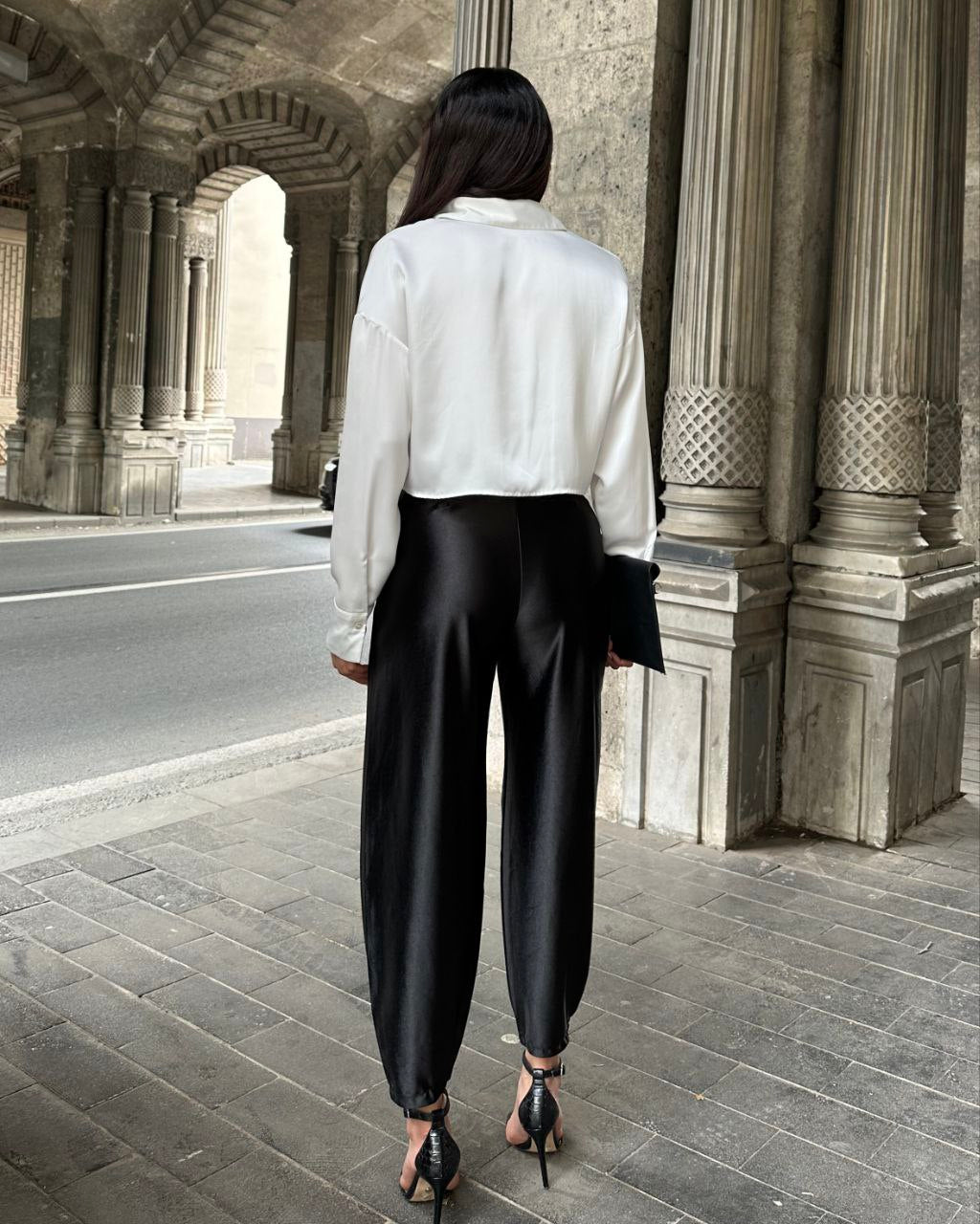 Pantalons femme en satin brillant pour un effet luxueux et élégant