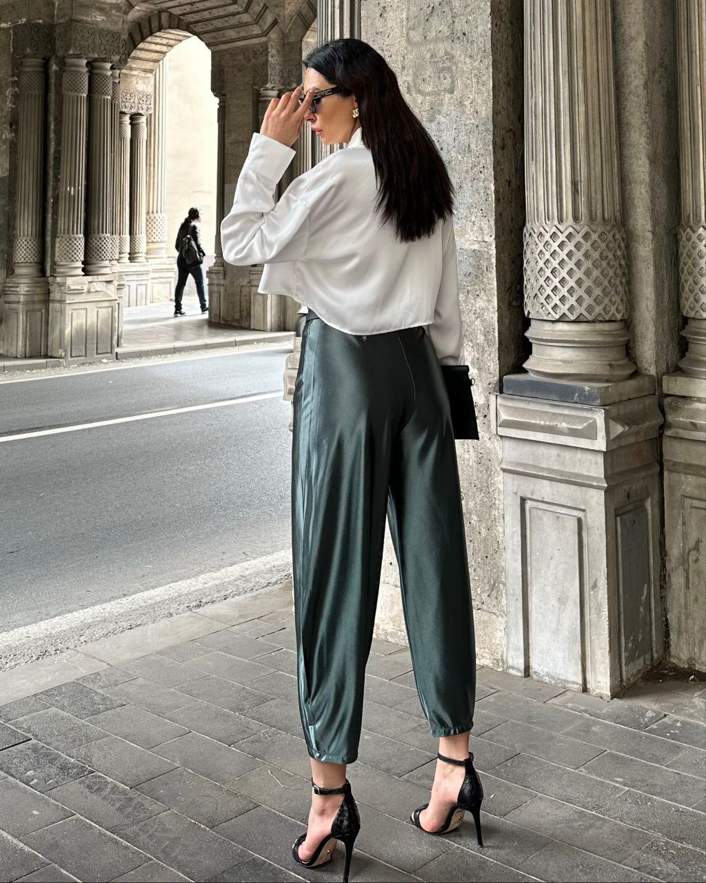 Pantalons femme en satin brillant pour un effet luxueux et élégant