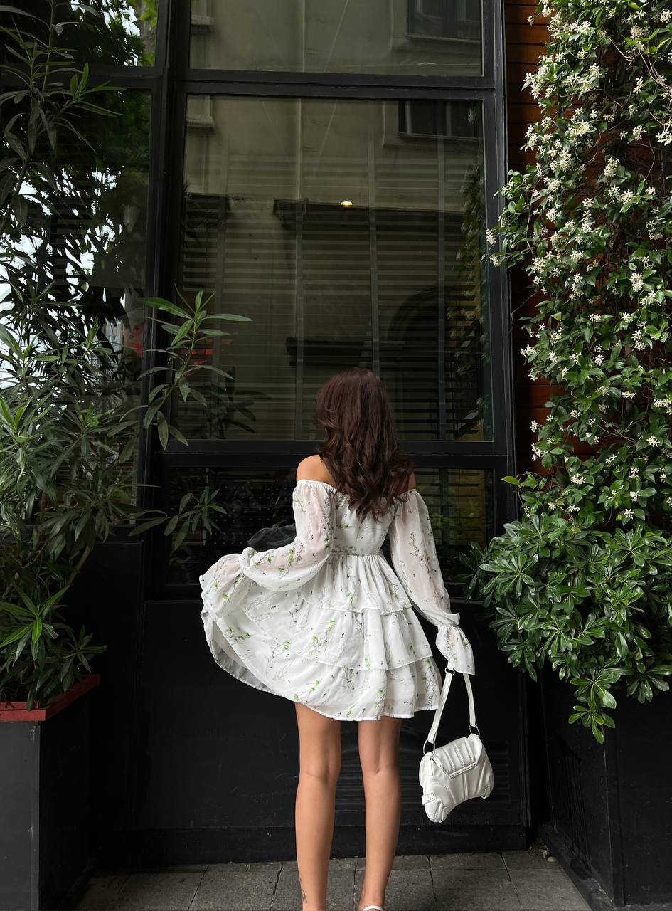 La robe à froufrou épaule tombantes pour un look glamour