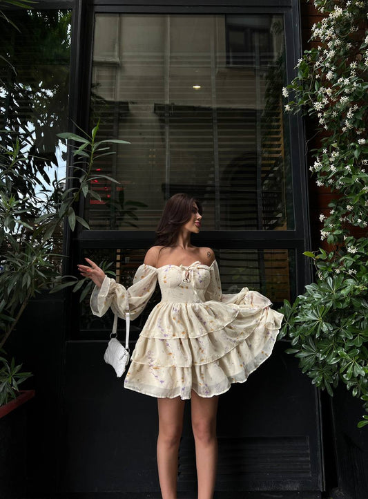 La robe à froufrou épaule tombantes pour un look glamour