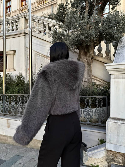 Veste pour femme courte en fausse fourrure à capuche douceur et chaleur assurées