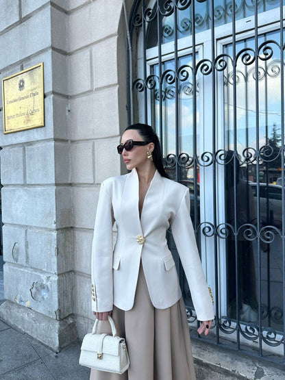 Blazer blanc oversize à épaules structurées la tendance mode du moment