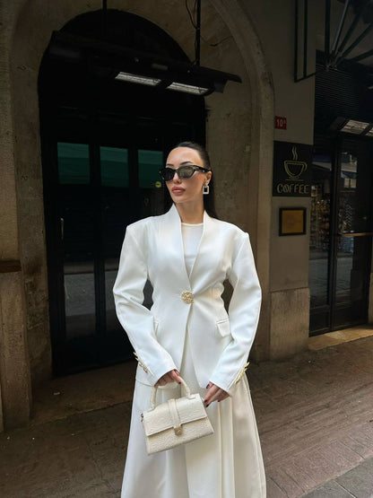 Blazer blanc oversize à épaules structurées la tendance mode du moment