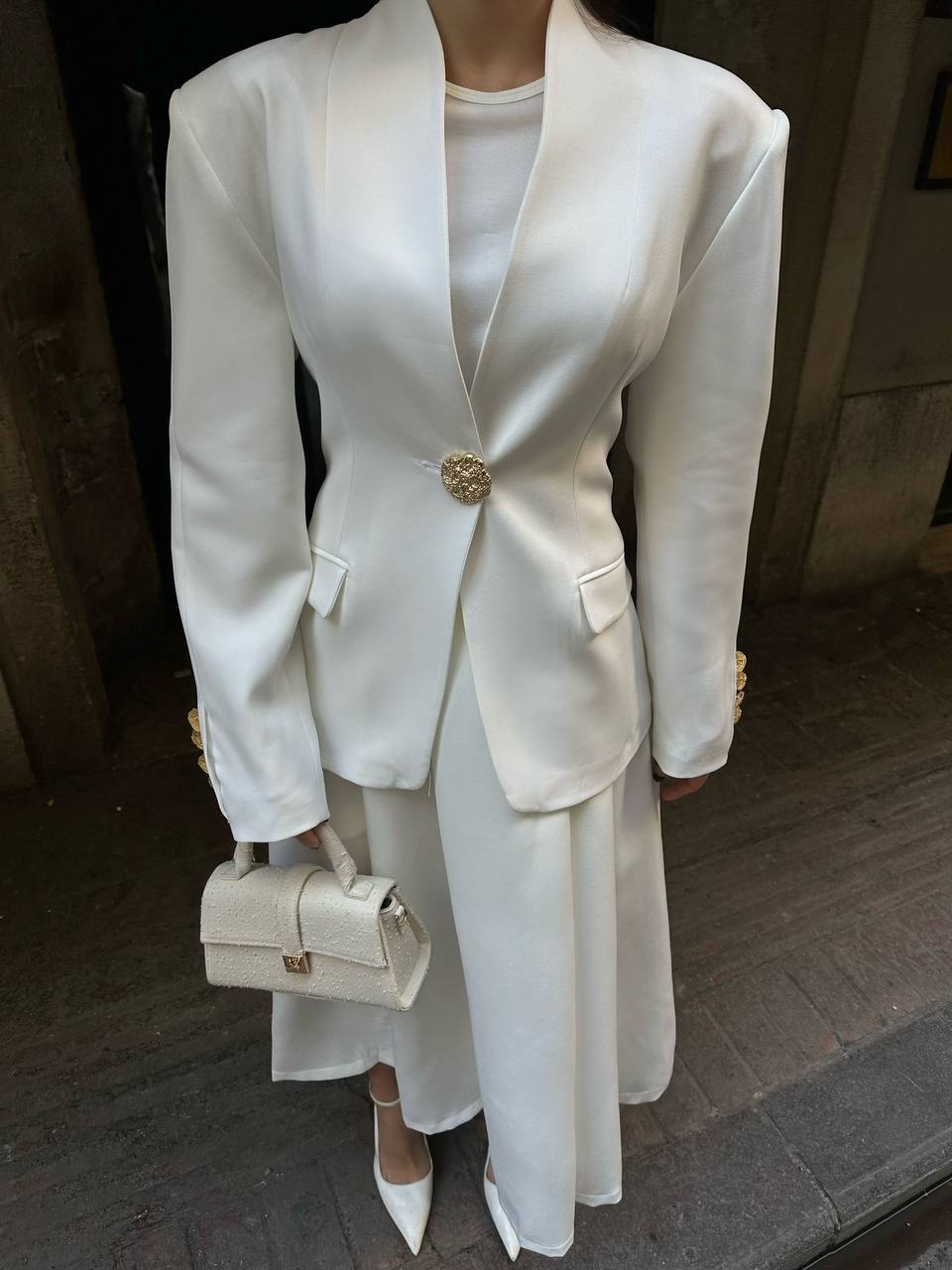 Blazer blanc oversize à épaules structurées la tendance mode du moment