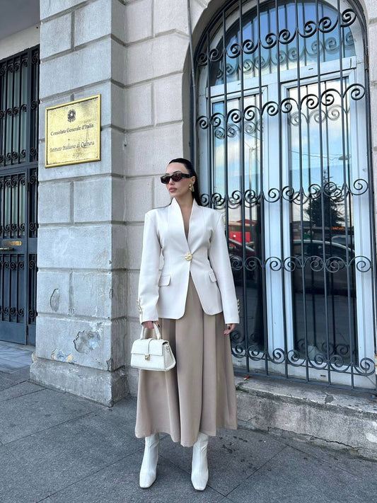 Blazer blanc oversize à épaules structurées la tendance mode du moment