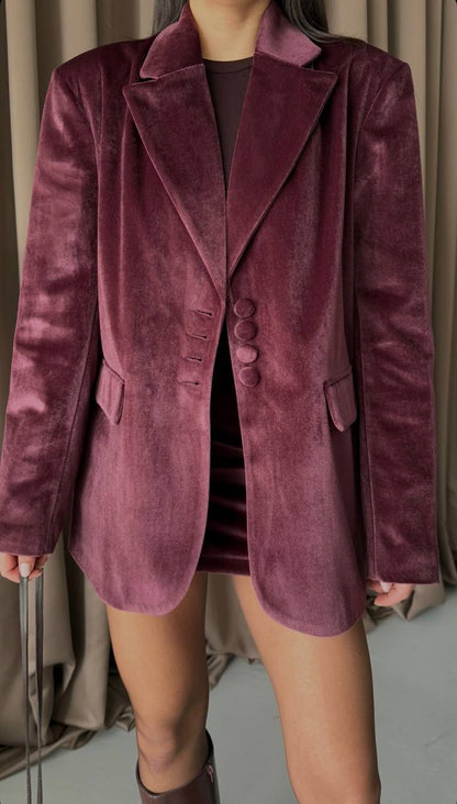 L'ensemble velours qui fait sensation Veste Blazer couleur bordeaux, mi-long, coupe droite et à la jupe midi en velours