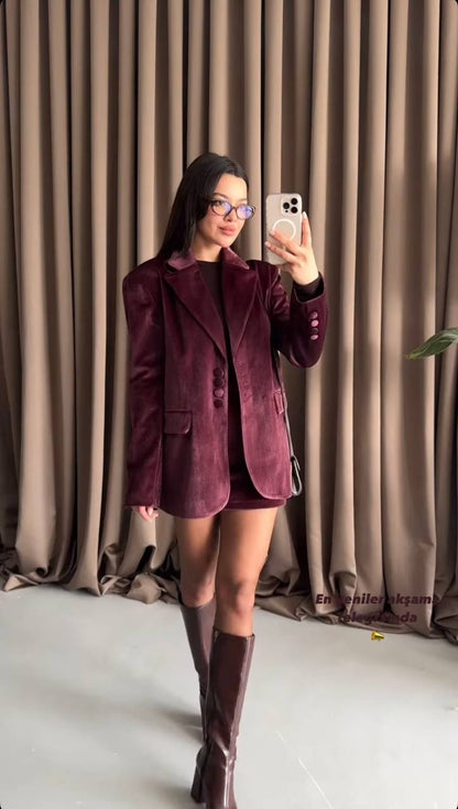 L'ensemble velours qui fait sensation Veste Blazer couleur bordeaux, mi-long, coupe droite et à la jupe midi en velours