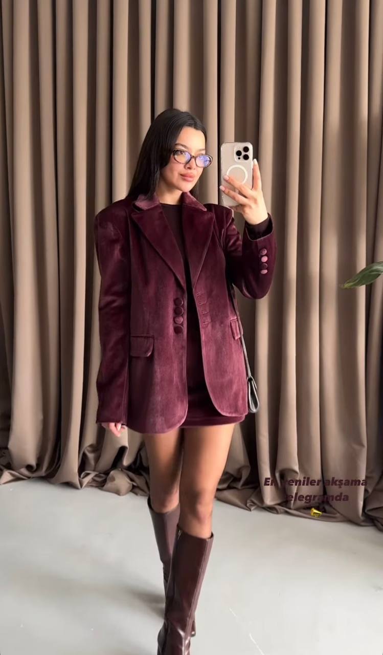 L'ensemble velours qui fait sensation Veste Blazer couleur bordeaux, mi-long, coupe droite et à la jupe midi en velours