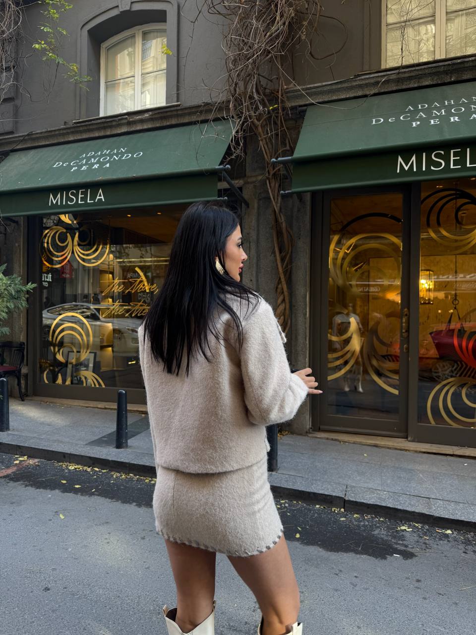 Élégance et chaleur incarnées : Ensemble tailleur en cachemire avec gilet et jupe midi