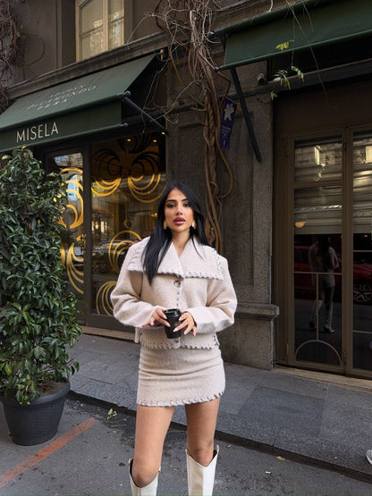 Élégance et chaleur incarnées : Ensemble tailleur en cachemire avec gilet et jupe midi