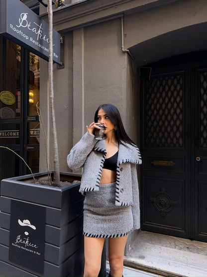 Élégance et chaleur incarnées : Ensemble tailleur en cachemire avec gilet et jupe midi